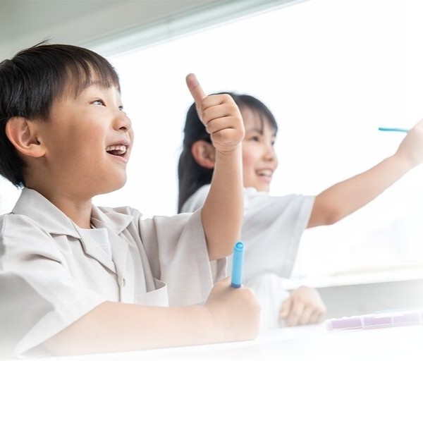 楽しく授業を受ける男の子